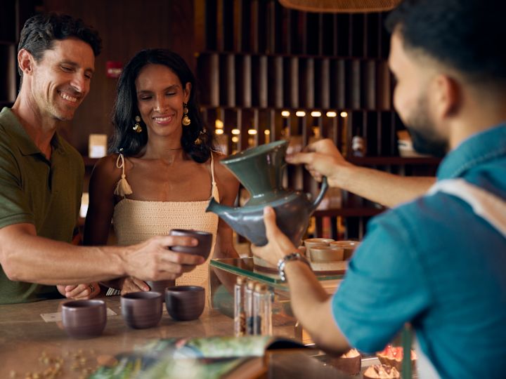 在 Buena Nota Cafe 享用飲品的情侶