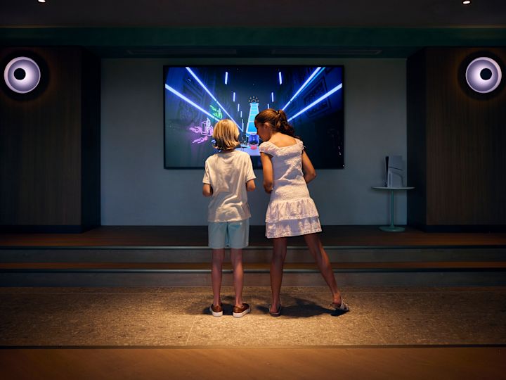 兒童在客房內玩電腦遊戲