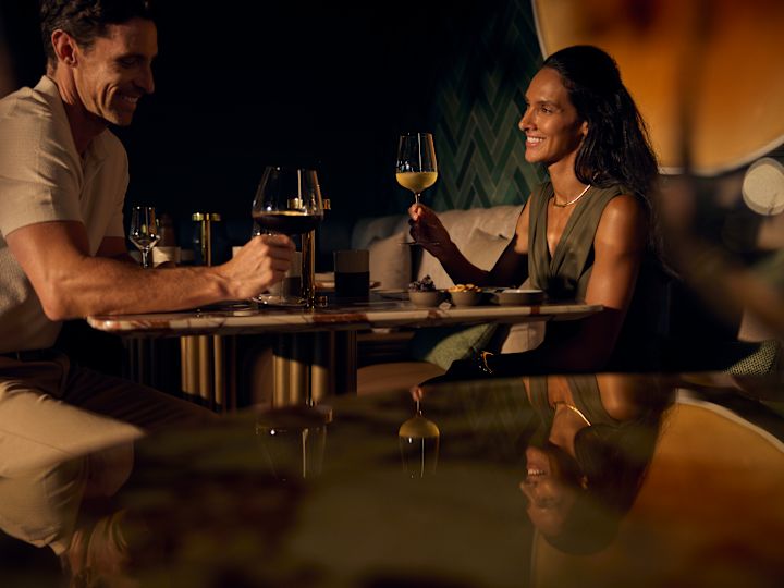 Cuplu luând masa la restaurantul La Finca