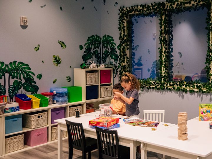 anak-anak di meja kerajinan di Klub Anak