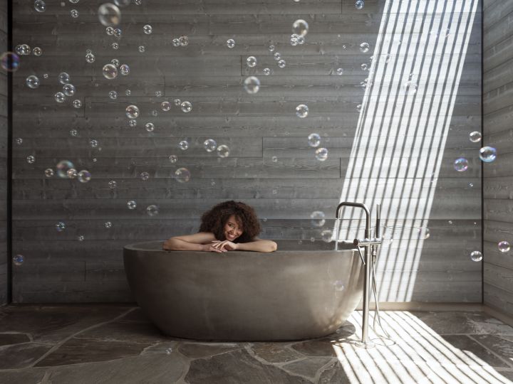 Vista de una mujer en una bañera de hidromasaje