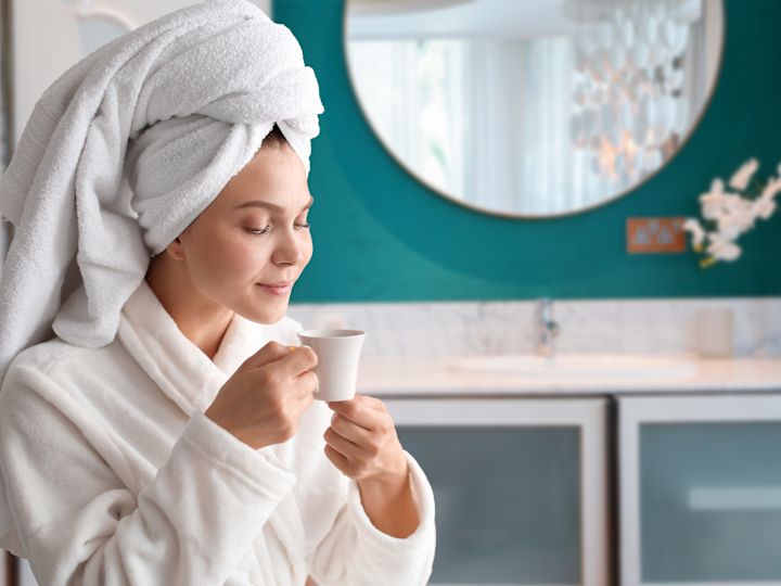 Kobieta delektująca się filiżanką herbaty w spa