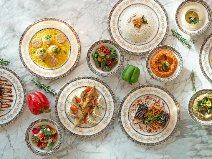 Vue de dessus d'une sélection de plats sur des assiettes