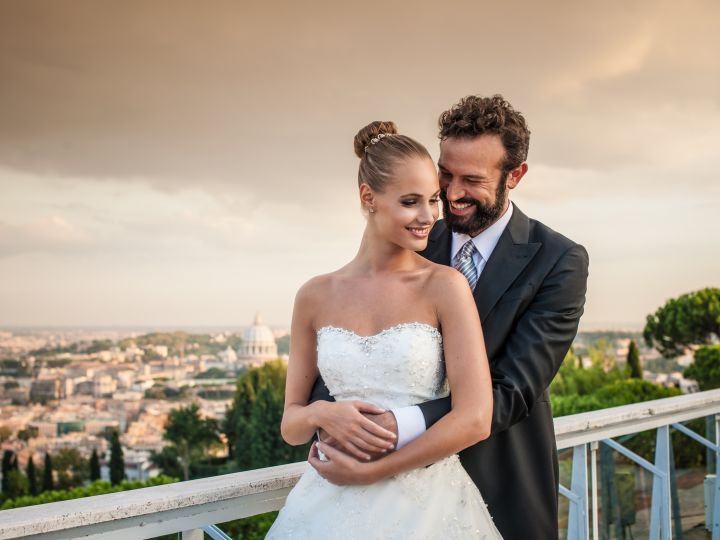 Frischvermähltes Paar mit Blick auf Rom auf dem Balkon