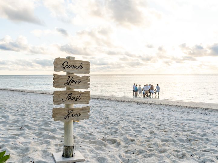 مجموعة من الأشخاص على الشاطئ