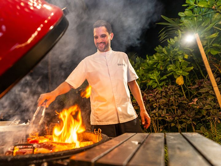 طاهي يطبخ في فيلا باربكيو خاص