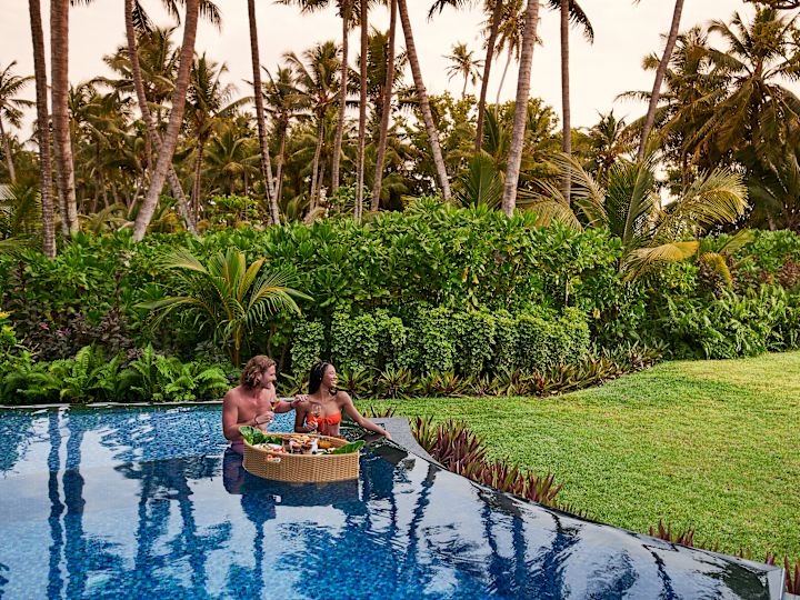 إفطار عائم - رجل وامرأة في الماء