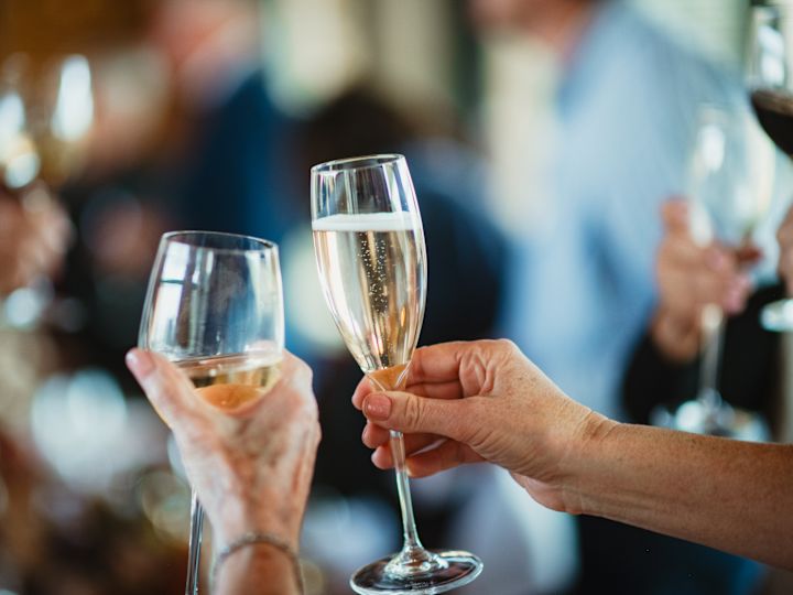 Oameni care sărbătoresc cu șampanie