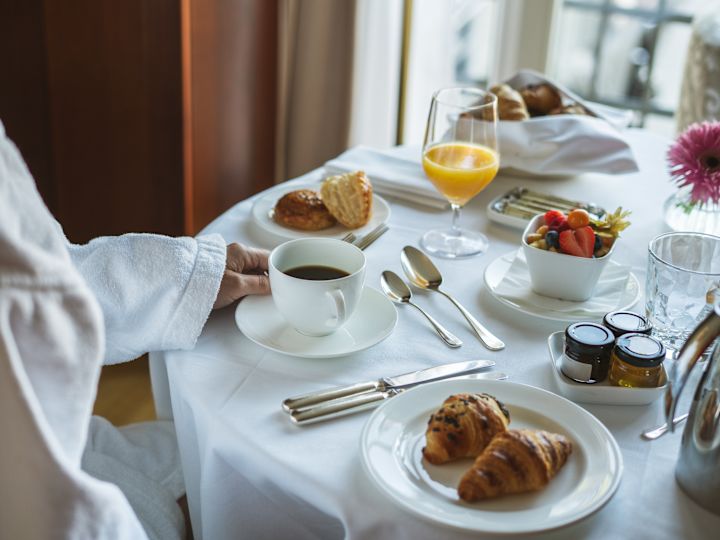 Persoană bucurându-se de masa în cameră