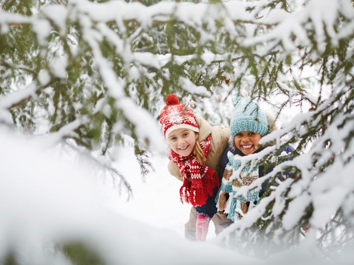Copii care se distrează pe zăpadă iarna