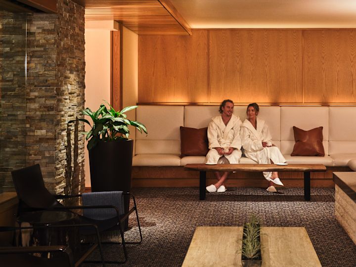 Par Koppla av i sittgruppen vid spisen på spa