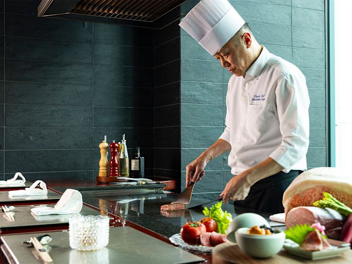 Restaurant "Kazahana", Chefkoch beim Grillen eines Steaks