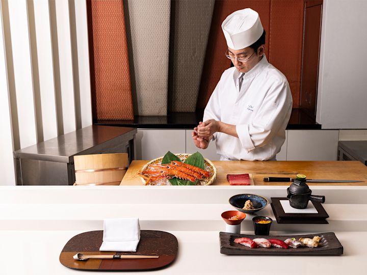 Restaurant "Kazahana", Chefkoch bereitet ein Hummergericht zu