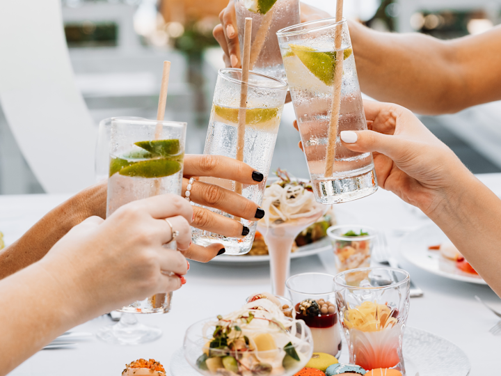 invitați care prăjesc la brunch-ul familiei