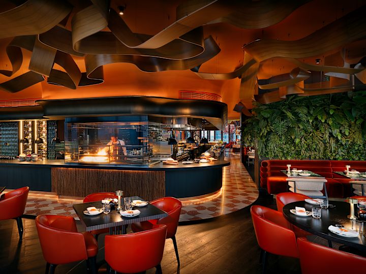 Jídelna SUSHISAMBA, kuchař vaří na grilu