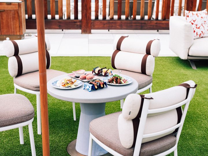 Nastavení stolu pro venkovní stravování v restauraci Thistle a Rye