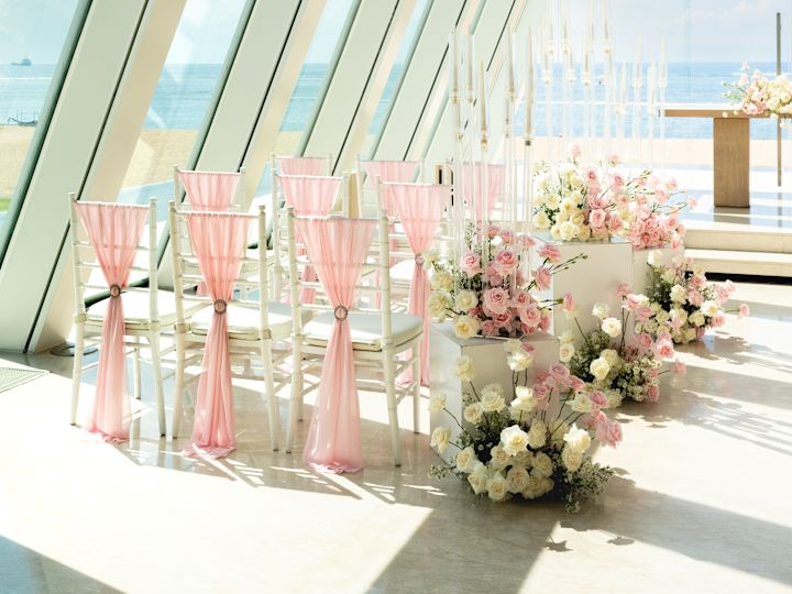 La sede con vista è allestita con bellissimi fiori per celebrare un matrimonio