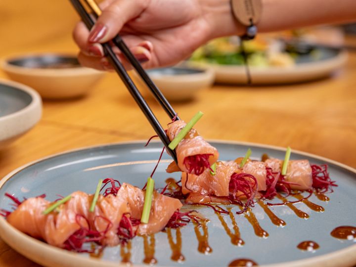 Ukai Sushi-Platte mit Speisen