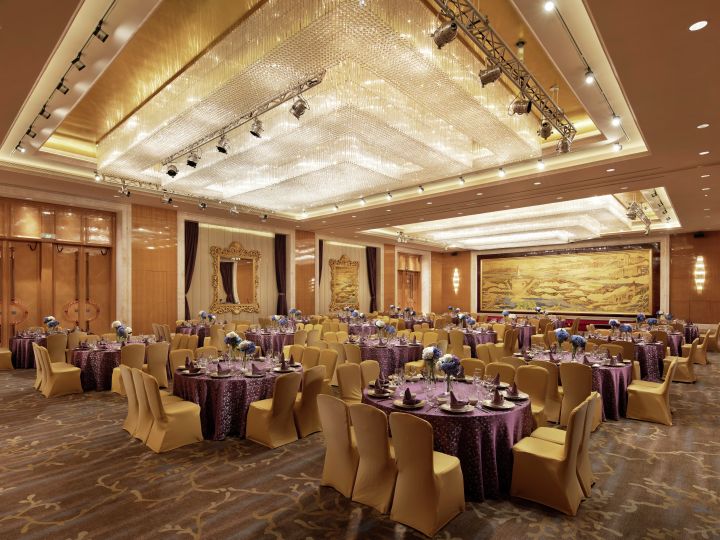 Meetingraum mit Tischen und Stühlen