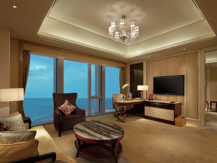 Wohnbereich mit Fernseher und Stühlen