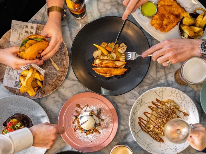 restaurant sur la terrasse, table de salle à manger, entrées pour le dîner