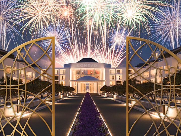 Havai havai fişek gösterisi ve uzun garaj yolu ile otelin dış görünümü