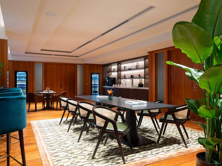 Jídelní stoly v Executive Lounge