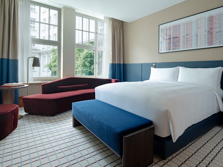 pokoj, 1 lůžko King, pohovka, výhled z okna na stromy