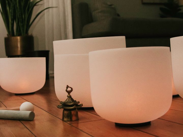 Ciotole uditive in una sala meditazione della spa