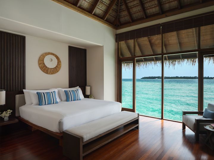 Lit dans une chambre avec chaise et table