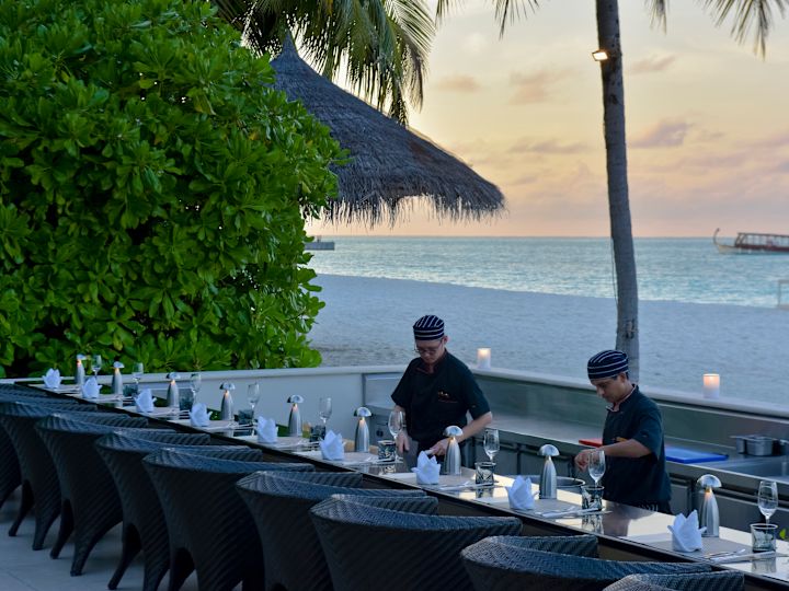 Staf Dapur yang Bekerja di Panggangan Koko