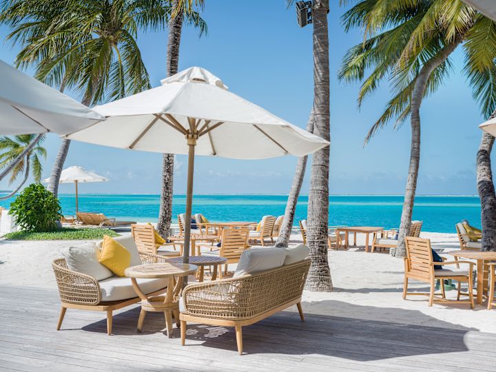 ランガリ・バーの屋外テーブルとパラソル