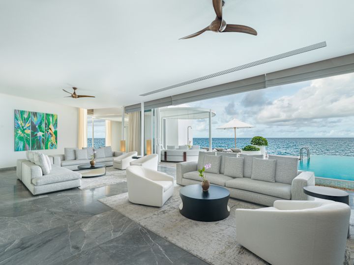 salle de séjour d'une villa et vue sur l'extérieur