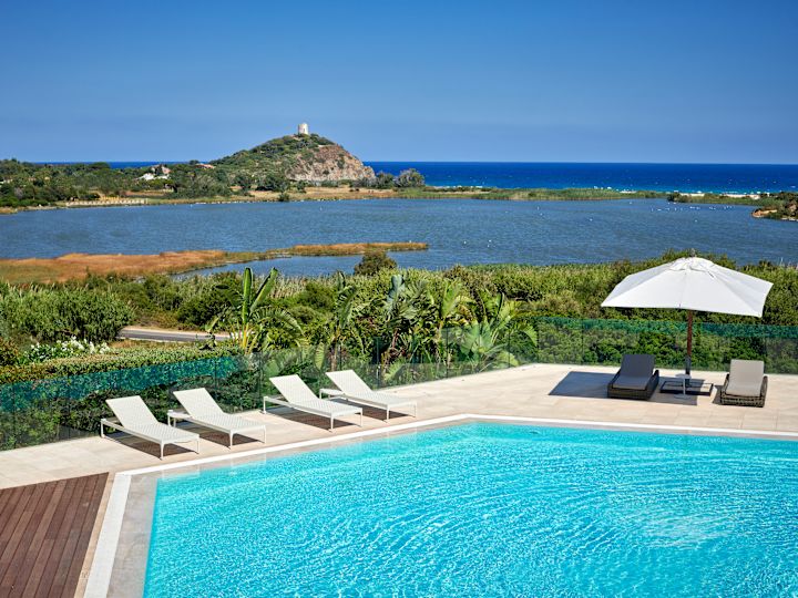 Panoramik Manzaralı Açık Havuz Alanı