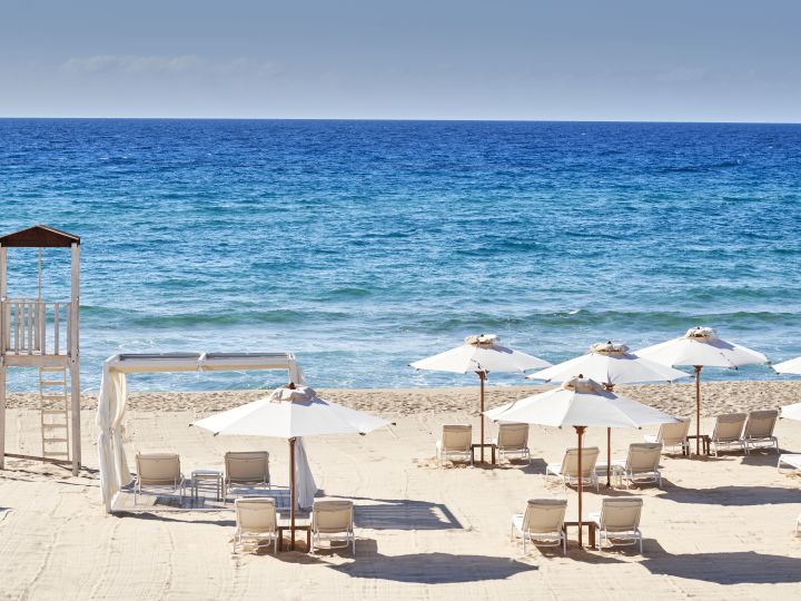 Uitzicht op zitgedeelte en cabana's aan het strand