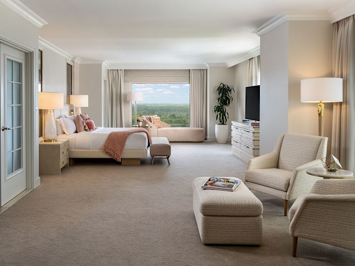 Chambre de la suite présidentielle avec un grand lit et un espace salon