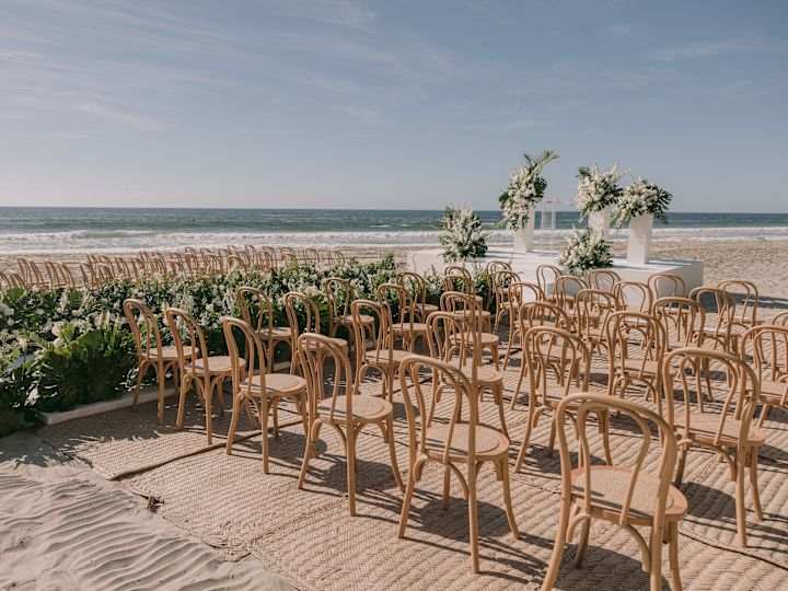 cadeiras arrumadas para casamento na praia