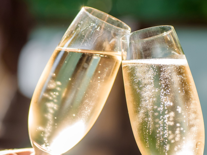 レストラン「ロウティシン」のシャンパングラス2杯