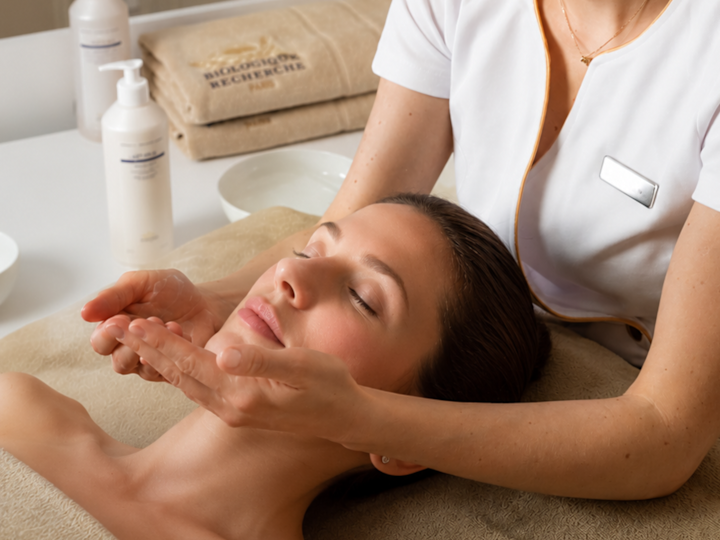 Eine Frau bei einer Gesichtsmassage im Spa