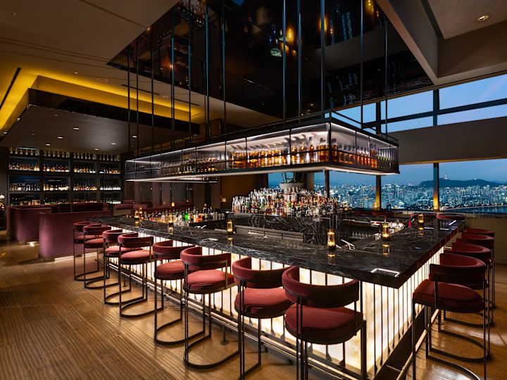 저녁의 시내 전망을 배경으로 한 37GRILL & BAR