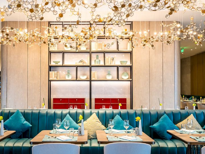 Restaurante con área de comedor abierto todo el día