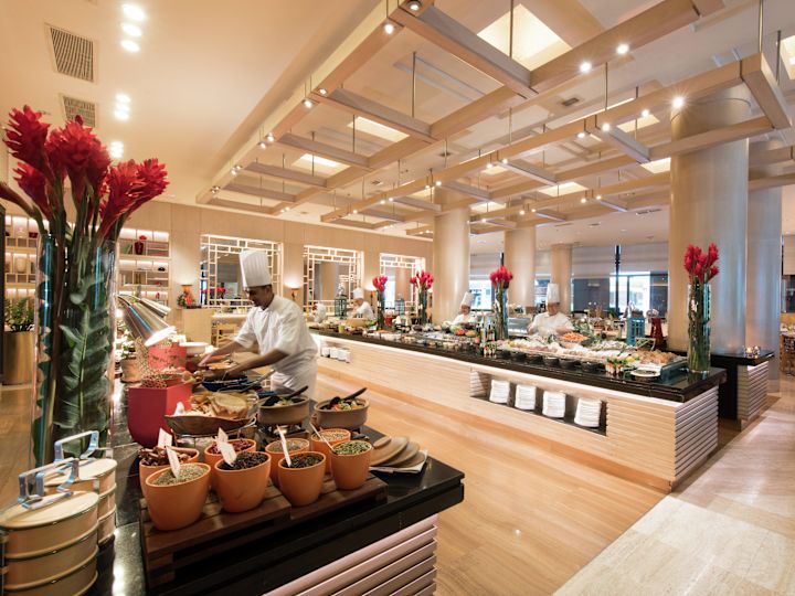 Chefköche bereiten eine Auswahl an Gerichten im Buffet zu
