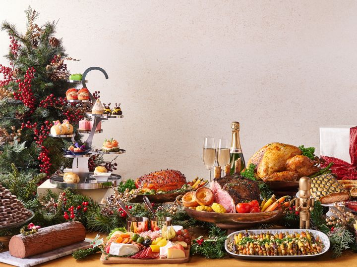 Festliches Angebot mit Weihnachtsbaum und verschiedenen Speisen auf dem Tisch