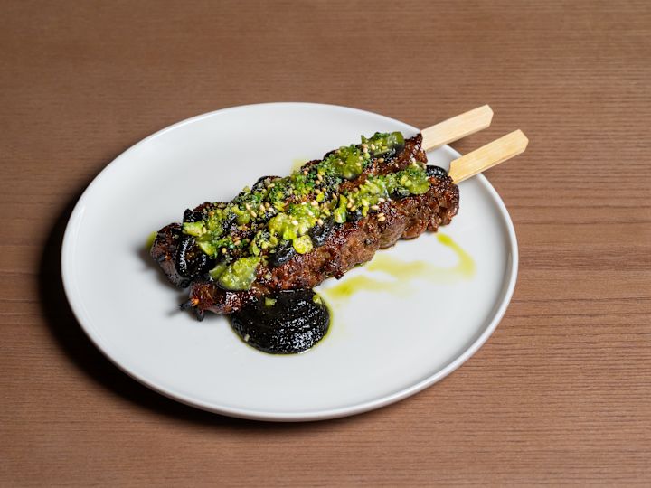 Spiedini di carne su un piatto