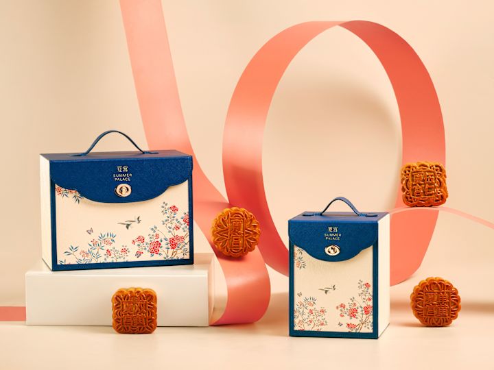 Refrigerios Summer Palace en exhibición, con bolsas pequeñas y cinta decorativamente colocada