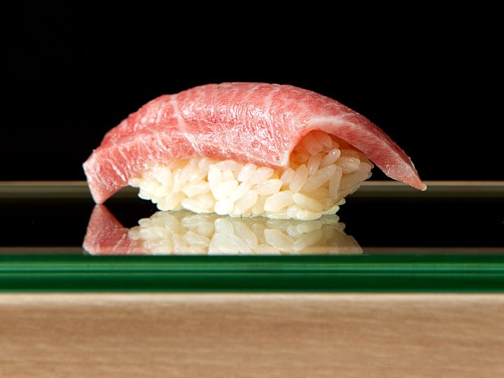 Sushi Dish pe o farfurie la restaurantul Sushi Kimura