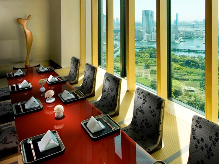 Eigener Essbereich mit Tisch und Stühlen