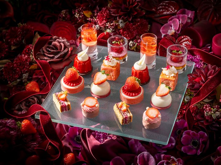 Erdbeer-Tee-Vorspeisenplatte, Gläser Champagner, Blumen