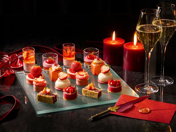 Erdbeer-Tee-Vorspeisenplatte, Gläser Champagner, Kerzen