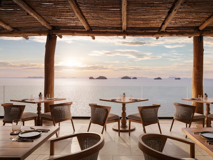 Terraza cubierta del restaurante Aow Thai con vista al mar